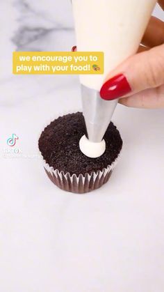 Diy Frosting Tips, Macaroon Videos, Cupcake Videos Decoration, Cupcake Decorating Ideas Creative, Baking Decorations Ideas, Simple Cupcake Decorating Ideas, Cupcake Decorating Videos, Cookie Cake Decorating Ideas, Cake Decorating Hacks