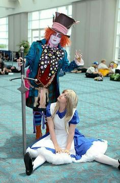 Alice e Chapeleiro Maluco Cosplay Disney, Couples Cosplay, Halloween Parejas, Couple Cosplay, Alice Cosplay, Costume Disney, The Mad Hatter, Diy Kostüm, Jessica Nigri