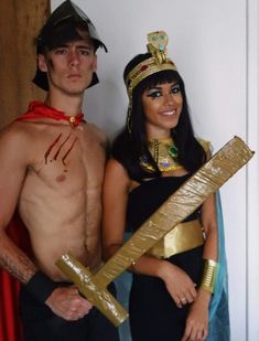 #DIY #costumeideas #couplecostume #cleopatra #costume #juliuscaesar #carnival #halloween #idea #couple #coupleideas #fantasia #carnaval #halloween #halloweenideas #juliocesar #Egypt #brazil Cleopatra Julius Caesar Costume, Julius Ceaser Costume, Cleopatra And Ceasar Costumes, Cleopatra And Julius Caesar Costume, Cleopatra Halloween Costume College, Kleopatra Costume