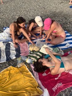 Amigas en la playa, leyendo libros, tomando el sol Girl Trips Aesthetic, Girls Beach Trip Aesthetic, Girls Camping Trip, Summer Girls Trip, Girls Beach Trip, Spring Break Beach, Travel Buddies, Girl Trip, Family Beach Trip