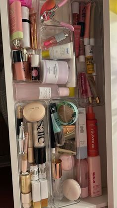 Vanity Storage Organization, Aesthetic Makeup And Skincare, Organizing My Vanity, Vanity Ideas Organization, Makeup Set Up, Cute Vanity Setups, Room Ideas Vanity, Make Up Organizing