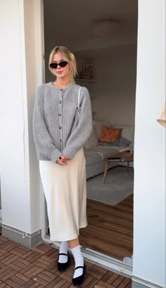 Flats Outfit, Mode Casual, Outfit Look, White Skirt, 가을 패션, Casual Style Outfits, Outfits Casuales, Modest Outfits, Skirt Outfits