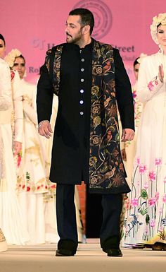 Salman Khan Kurta Pajama With Shawl, Mens Indowestern Outfits, Casual Wedding Suit, Traditional Indian Mens Clothing, Black Sherwani, India Fashion Men, Haldi Wear, Embroidered Sherwani