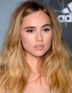 1. La chevelure sirène de Suki Waterhouse Bella Hadid Kendall Jenner, Celebrity Skin, Dark Roots Blonde Hair, Suki Waterhouse, Honey Hair, Beauty Looks, Long Hair With Bangs, Penelope Cruz