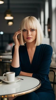 Top 57 Fall 2024 Hair Trends: Sleek Styles, Bold Cuts, and Elegant Braids for Women Short Blonde Bob With Fringe, Bob Fringe Hairstyles, Sleek Bob With Bangs, Short Hair Oval Face Shape, Straight Haircut With Bangs, Straight Bob With Fringe, Short Bob Blowout, Bobs With Fringe, Bangs With Bob