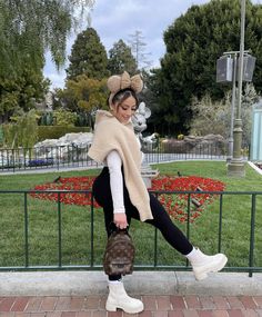 Themepark Aesthetic Outfit Winter, Disneyland Outfits Fall Trendy, Outfit Ideas For Disneyland Winter, Disney Ootd Winter, Disneyland Paris October Outfit, Disney Cold Outfit, Disney Fall Outfit Ideas, Winter Disneyland Outfits Women, Disney Outfits Women October