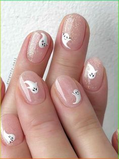 Looking for easy, last-minute Halloween nail designs? Look no further than these creepy-cute short Halloween nails! Short Halloween Nails, Nagel Tips, Nails Now, Short Nails Art, Halloween Nail Designs, Halloween Nail