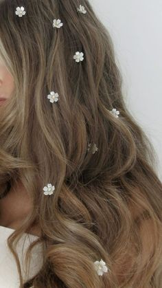 Wedding Guest Hair Flowers, Tiny Flowers In Hair, Flower Hair Aesthetic, Small Flowers In Hair, Hair Down With Flowers, Flowers In Hair Wedding, Flower In Hair, Pearl Hair Clips, Hair Acessories