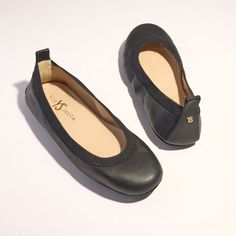 Packable. Polished. Perfect. Our Samara Leather Ballet Flat is loved for its easy elegance. Now with an upgraded memory foam lining, it offers even more cushioned comfort and breathability with no added weight. With our signature foldable styling, premium high-grade leather sock lining and an extra-durable, supple suede midsole, the Samara provides superior flexibility and softness with every step. Leather upper, lining & sock Elastic top line for a slipper feel with no rub Packable sole folds u Foldable Ballet Flats, Black Leather Ballet Flats, Elastic Top, Leather Socks, Black 13, Leather Ballet Flats, Samara, Ballet Flat, Black 7