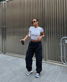 Cargo Joggers Outfits, Cargo Pants Outfit, Uni Outfits, Joggers Outfit, Causal Outfits, Chill Outfits, Looks Street Style, Streetwear Fashion Women, Baddie Outfits Casual