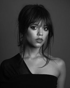 Looking for bangs inspo? Classics like curtain bangs and feathery French bangs are trending in 2023, along with a few bolder looks like baby bangs and blunt fringe. Jessica Day Hair, Fancy Hairstyles With Bangs, Heavy Fringe Bangs, Franje Pony, Cute Wispy Bangs, Selena Gomez Bangs, Bangs 2024, Bangs Inspo, Hair Doos