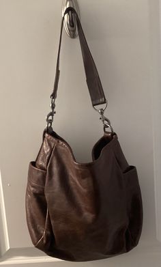 Leather Bags Aesthetic, Big Cross Body Bag, Big Leather Bag, Big Purse, Vintage Leather Bag, Fashionista Clothes, Bag Ideas, Bags Aesthetic