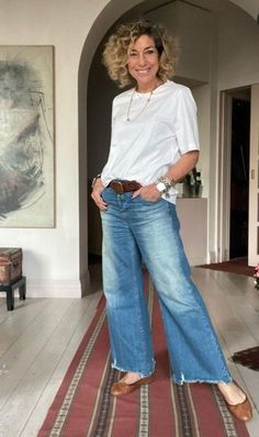 What a cute and simple stylish outfit. White Outfits For Women, Stylish Outfits For Women Over 50, Over 60 Fashion, 60 Fashion, Over 50 Womens Fashion, Fashion Mistakes, Style Mistakes, 50 Fashion