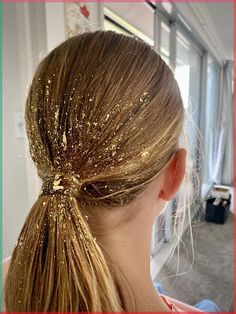 Short Hairstyles for Oval Faces: Flattering Cuts Glitter Hair Ponytail, Prom Hairstyles Glitter, Hairstyles With Glitter, Gold Hair Extensions, Make Carnaval, Glitter Bar, Oval Face Hairstyles