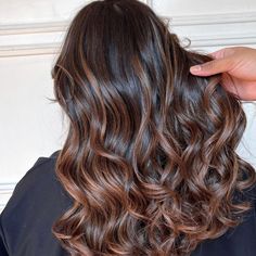 Morena iluminada chocolate: 50 ideias para se jogar na moda Black Hair Balayage, Goddess Hairstyles, Hair 2018, Happy Hair, Medium Hair Cuts, Ombre Hair, Balayage Hair