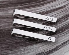 Personalized Tie Clips, Stainless Steel Tie Clip,  Men's Custom Tie Bar, Groomsmen gift, Gift for Dad, Men's Wedding Tie AccessoriesThis stainless steel tie clip can personalize with your initials, names, or meaningful word, the size is as belows:SIZE:STANDARD : 60x6mmMID SIZE : 50x8mmSKINNY : 43x5mm---------------------------------------------------------★★★ PERSONALISE ★★★● Please leave all of your engraving details in the Personalization box when you purchase the item. ● If you need to engrav Custom Tie Clip, Mens Wedding Ties, Calendar Keychain, Personalized Tie Clip, Engraved Handwriting, Map Jewelry, Personalized Tie, Wedding Tie, Great Wedding Gifts