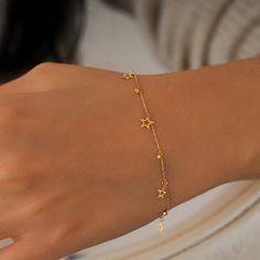 Der Charme eines Sterns geformt auf der minimalistischen Kette! Dieses minimalistische Sternarmband aus 14K solidem Gold ist ultraleicht und bequem dank der Herstellung des Plattenausschnitts. Dieses Armband ist ein tolles Geschenk für jede Situation. Geeignet für den täglichen Gebrauch. Eine perfekte Schmuckauswahl für alle, die einen minimalen und eleganten Stil bevorzugen. Mehr über meinen Shop erfährst du unter: https://etsy.me/3M2bjEd PRODUKTDETAILS * Material: 14K Solid Gold (echtes massiv Gold, kein gold-filled oder vergoldetes Material) * Auswahl der Goldfarbe: Gelbgold, Roségold, Weißgold * Armband Länge: 18cm (Verlängerungskette 1,6cm) (Wenn Sie mehr benötigen, kontaktieren Sie uns bitte) * Verstellbares Verlängerungskettchen * Stern Durchmesser: 7 mm * Verschluss: Federring * Ke Minimal Gold Chain, Minimalist Chain, Minimal Bracelet, Minimal Gold, Solid Gold Bracelet, Gold Chain Design, Gold Armband, Ring Chain, Gold Ring Designs