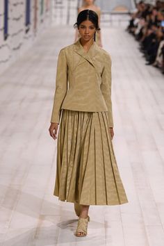 Luxury Classic Pleated Skirt, Luxury Chic Gathered Skirt, Christian Dior Skirt, Dior Skirt Suit, Chic A-line Pleated Skirt With Gathered Details, Co Ords Outfits, Runway Outfits