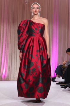 Draped one shoulder gown with a bold floral elegance, encapsulating a modern twist on romantic opulence. Elegant Runway, Outfits Summer Casual, Fashion Designer Dress, Fashion Week Dresses, Fall 2024 Fashion, Fashion Runway Show, 2024 Fashion Trends, Winter Typ, Fashion Design Dress