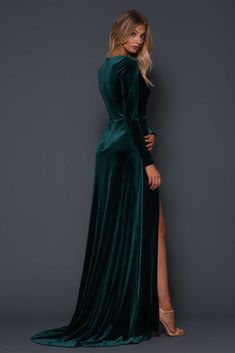 Winter Formal Dresses Long Sleeve Classy, Green Long Sleeve Dress Formal, Formal Dress Midsize, Midsize Dresses Wedding Guest, Godmother Dress Wedding, Formal Dresses With Sleeves, Elegant Dresses Classy, Velvet Gown, Gala Dresses