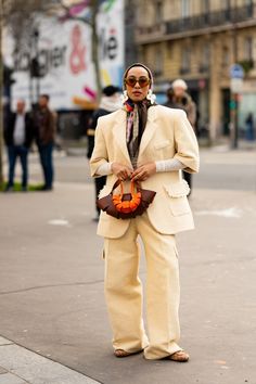 Paris Fashion Week Autumn/Winter 2024 — karyastreetstyle Nyfw Street Style 2024, Street Style 2024 Trends, Paris Fashion Week 2024, Paris Outfit Ideas, Street Style Photography, Fashion Week 2024, Top Street Style, Winter Fashion Outfits Casual