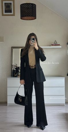 Work Outfits With Flats Office Wear, Formal Clothes Girl, Suits Tv Show Outfits, Classy Classic Outfits, Middle Aged Woman Outfit, Finance Girl Outfit, Women Conference Outfit, Aesthetic Formal Outfits, Law Outfits Women