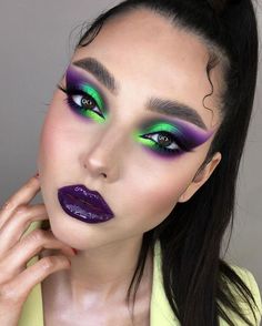 Green Shimmer Eyeshadow, Dark Fairy Makeup, Crazy Eye Makeup, Beetlejuice Makeup, Vibrant Makeup, Bold Makeup Looks, Purple Eye Makeup, Neon Makeup, Glitter Eyeshadow Palette