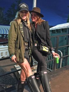 Alexa Chung Festival, Rainy Festival Outfit, Glastonbury Festival Fashion, British Festival, Barbour Jacket Women, Glastonbury Fashion, Festival Wellies, Barbour Style