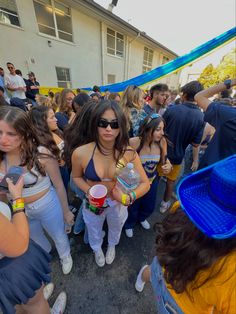 Cal Game Day Outfit, College Senior Aesthetic, Ucla Aesthetics Outfit, Uofa Game Day Outfit, Ucla Game Day, College Game Day Aesthetic, Dayger Outfits College, Ucla Game Day Outfit, Game Day Fits College