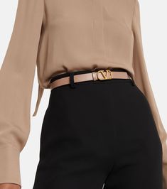 VLogo Signature 20 reversible leather belt in beige - Valentino Garavani | Mytheresa Valentino Aesthetic, Valentino Belt, Womens Designer Belts, Tie Neck Shirt, V Logo, Glamorous Look, Designer Belts, Fashion 2024, Leather Belts