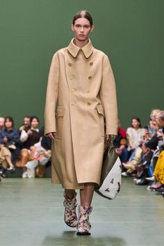 Deze 4 soorten winterjassen mogen niet ontbreken in je kast Big Sun Hat, Haute Mess, Morning Suits, Meg Ryan, Pinstripe Suit, Fall Winter 2024, How To Hem Pants, Runway Collection, Winter 2024