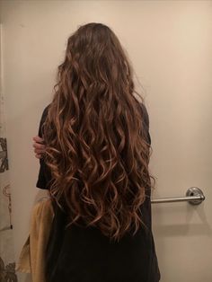 Wattpad. Book recommendation Large Wavy Hair, Messy Wavy Brown Hair, Long Healthy Hair Curly, Long Wavy Hair Inspiration, Long Wavy Natural Hair, Waist Length Wavy Hair, Long 2a Hair, Irish Curly Hair, Layered Long Wavy Hair