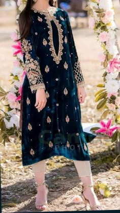 Valvet Work Suit, Palachi Velvet Dresses Pakistani, Velvet Frocks For Women, Velvet Kameez, Pakistani Party Wear Dresses, Party Wears, Shadi Dresses, Dressing Ideas, Velvet Dress Designs