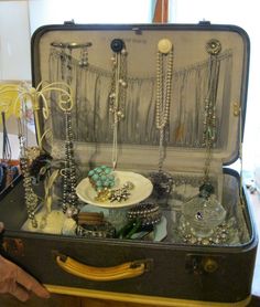 Vintage Suitcase Ideas | vintage suitcase jewelry box Funky Shelf Ideas, Jewlerie Organization, Jewelry Door, Suitcase Ideas, Creative Jewelry Displays, Old Suitcases, Diy Jewelry Display, Craft Fair Displays, Vintage Suitcases