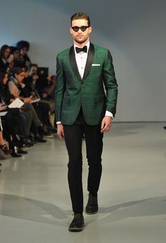 A model walks the runway in a green tuxedo jacket at the David Hart Fall 2013 fashion show during Mercedes-Benz Fashion Week Fall 2013, Jacket Runway, Cool Tuxedos, Wedding Tux, Green Tuxedo, Formal Mens Fashion, Green Suit, Prom Suits, Groomsmen Attire, Mens Fashion Classy