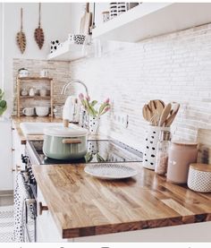 the kitchen counter is clean and ready for us to use in some places like this