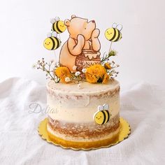 there is a cake that has been decorated to look like a bear and bees on it