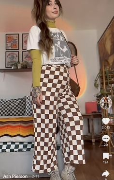 Xl Tee Shirt Outfit, Librarian Outfit Ideas, Miss Frizzle Inspired Outfits, Elder Millenial Fashion, Hollywood Bowl Outfit Ideas, Ms Frizzle Outfits Aesthetic, Checker Pants Outfit, Brown Checkered Pants Outfit