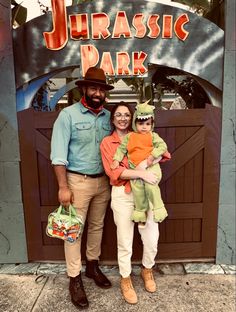 Family costume ideas. Jurassic Park. Couple With Toddler Halloween Costumes, Family Of 3 Halloween Costumes Dinosaur, Daddy And Daughter Halloween Costume, Jurassic Park Baby Costume, Mom Dad Toddler Halloween Costumes, Mom Dad And Baby Costumes, Mom Dad Son Halloween Costumes, Dinosaur Halloween Costume Family, Jurrasic Park Family Costumes