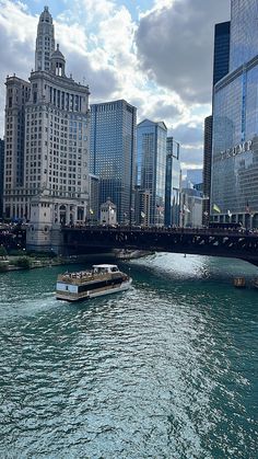 #city #chicago #riverfront #summertrip Chi Town, Cityscape Photography, Picture Places, Global City, Chicago Travel, Night Scenery, The Windy City