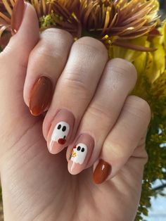 Cute Halloween Manicure, Gel X Halloween Nail Designs, How To Do Ghost Nail Art, Ghost Gel Nail Designs, Cute Short Autumn Nails, Halloween Nail Art Ghost, October Nails Ghost, Autumn Nails Halloween, Halloween Nails Short Ghost