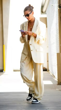 Hailey Bieber outfits| blazer outfit| all white outfit| Casual outfit| Hailey Bieber style| Justin Bieber| blazer trousers outfits Hailey Bieber Street Style 2022, Chic Outfits With Sneakers, California Spring Outfits, Beach Street Style, Oversize Blazer Outfit, Outfit Oversize