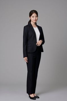 Foto Formal Kerja, Korean Photoshoot, Professional Headshots Women, Women Professional Attire, Woman In Suit