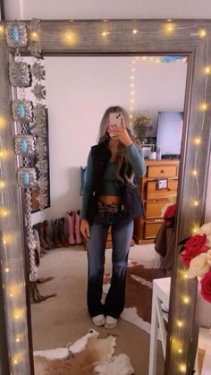 Fall Western Outfits Cardigans, Country Outfits With Black Jeans, Western Outfits Women Inspiration, Cute Outfits To Make Your Crush Like You, Cute Country Winter Outfits, Country School Outfits Casual, Country Girl Fits For School, Western Concert Fits, Easy Country Outfits