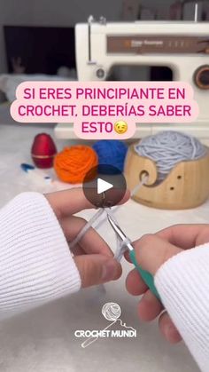 someone is using scissors to crochet yarn on a sewing machine with the caption, sieres principiante en crochet, deberias saberias saber est est es