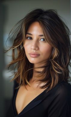 Short Textured Hair, Blonde Highlights On Dark Hair, Wine Hair, Hair Color Caramel, Gorgeous Hair Color, Dark Hair With Highlights, Short Layers