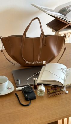 Uni Bag, Inside My Bag, Corps Parfait, Skandinavian Fashion, Handbag Essentials, What In My Bag, Essential Bag, 가을 패션, Looks Style