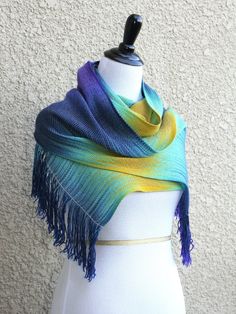 Blue and yellow scarf Mint And Yellow, Woven Clothes, Hand Woven Scarf, Trendy Scarves, Weaving Inspiration, Color Outfits, Woven Scarf, Heddle Loom, Scarf With Fringe