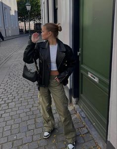 Cargo And Jacket Outfit, Cargo Pants And Leather Jacket Outfit, Leather Jacket Cargo Pants Outfit, Cargo Pant Winter Outfit, Winter Cargo Outfit, Military Green Pants Outfit, Cargo Pants Outfit With Jacket, Cold Concert Outfit, Concert Outfit Cargo Pants