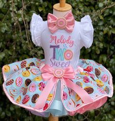 Two Sweet Birthday Party Outfit, Two Sweet Birthday Outfit Girl, Candyland Birthday Outfit, Hair Bow Outfit, Donut Outfit, Kid Birthday Outfits, Bow Outfit, 2nd Birthday Party For Girl, Donut Birthday Party